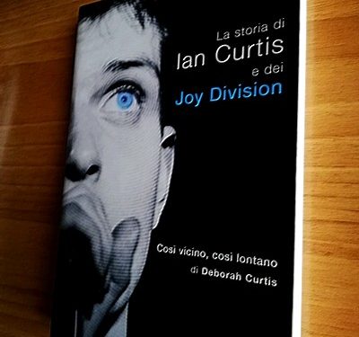 Touching from a Distance. Ian Curtis e Joy Division – Deborah Curtis